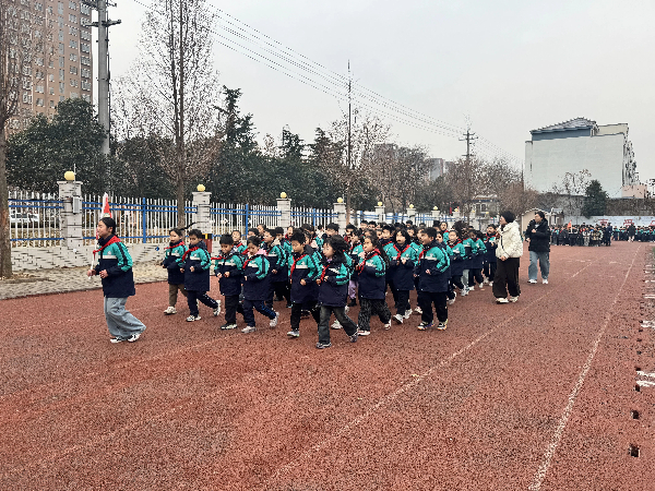 平邑县第四实验小学举办活力跑操比赛(图1)