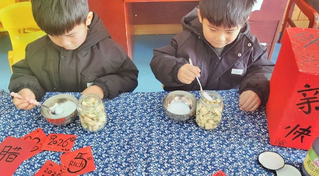 平邑县丰阳镇中心幼儿园开展“腌制腊八蒜”食育活动(图2)