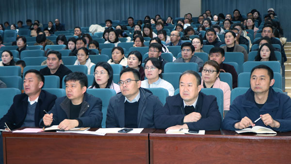 【山东平邑】实验小学举办 “专家引领促提升 全员育人启新篇”报告会(图1)