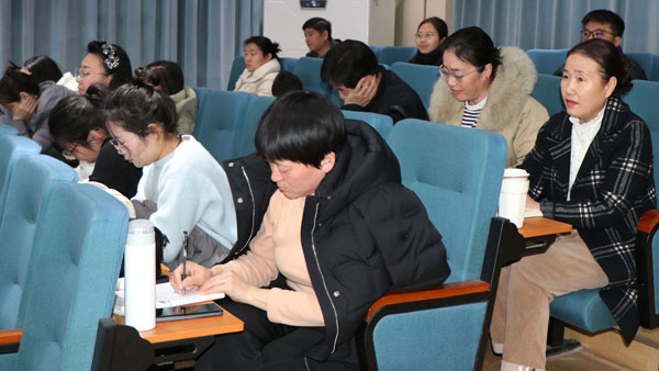 【山东平邑】实验小学举办 “专家引领促提升 全员育人启新篇”报告会(图6)