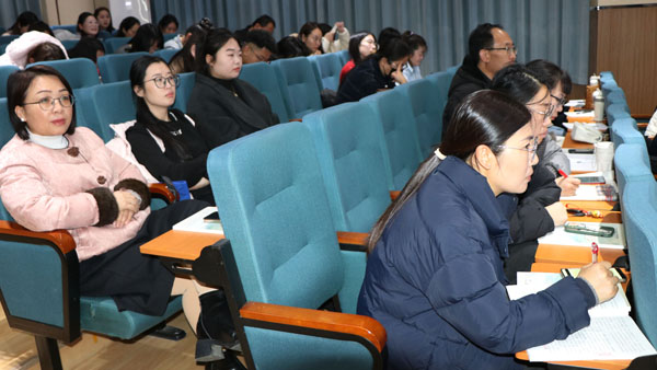 【山东平邑】实验小学举办 “专家引领促提升 全员育人启新篇”报告会(图5)