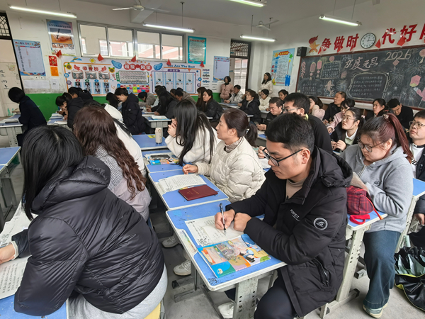 平邑县第二实验小学举行开学初学科培训活动(图2) 平邑县第二实验小学举行开学初学科培训活动(图2)