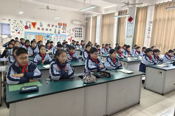 平邑县第二实验小学开展开学第一课主题教育活动(图2)