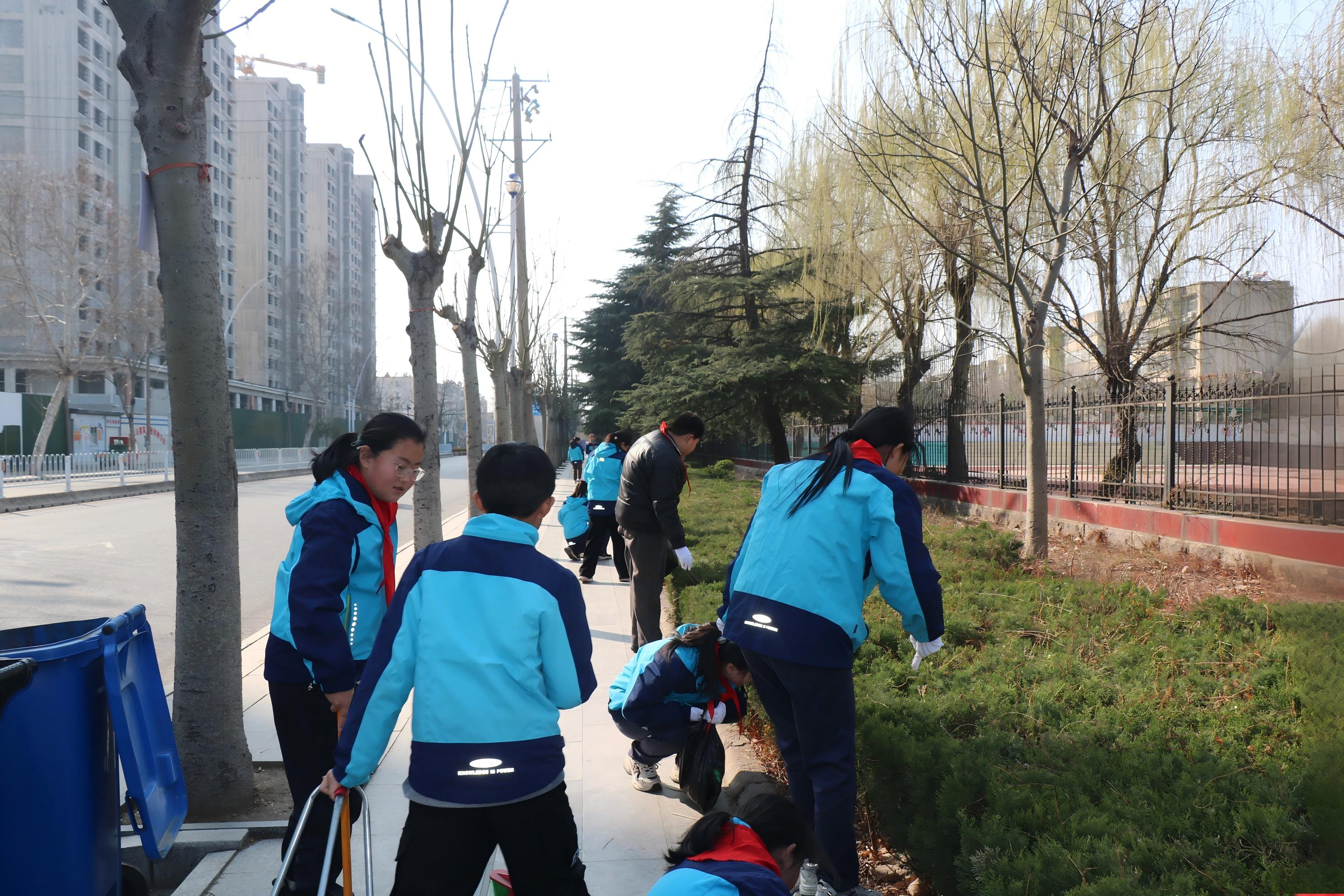 三月春风暖童心 红领巾擦亮绿色家园 —— 平邑兴蒙学校开展学雷锋志愿活动(图3) 三月春风暖童心 红领巾擦亮绿色家园 —— 平邑兴蒙学校开展学雷锋志愿活动(图3)