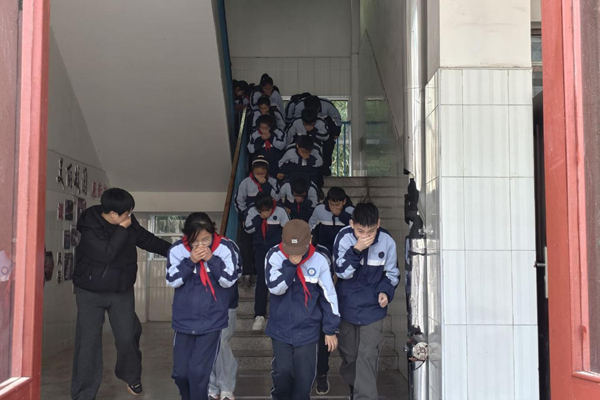 平邑县第二实验小学开展消防应急演练活动
