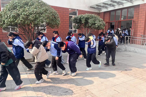 平邑县第二实验小学开展消防应急演练活动(图2) 平邑县第二实验小学开展消防应急演练活动(图2)