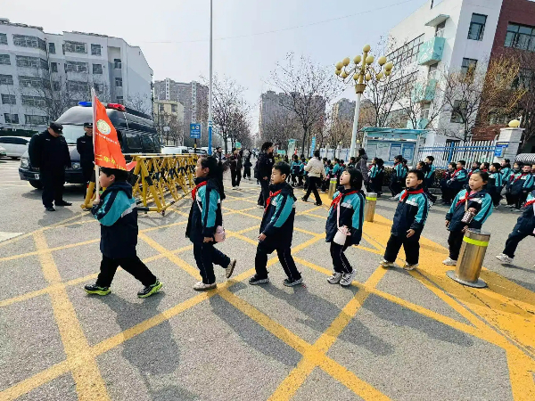 平邑县第四实验小学路队比赛顺利开展(图3) 平邑县第四实验小学路队比赛顺利开展(图3)