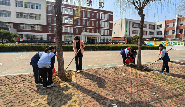平邑县第二实验小学少先队开展植树节系列主题活动(图2) 平邑县第二实验小学少先队开展植树节系列主题活动(图2)