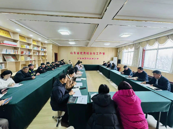平邑县第四实验小学召开护学岗执勤人员会议