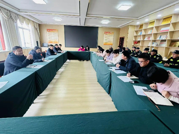 平邑县第四实验小学召开护学岗执勤人员会议(图2) 平邑县第四实验小学召开护学岗执勤人员会议(图2)