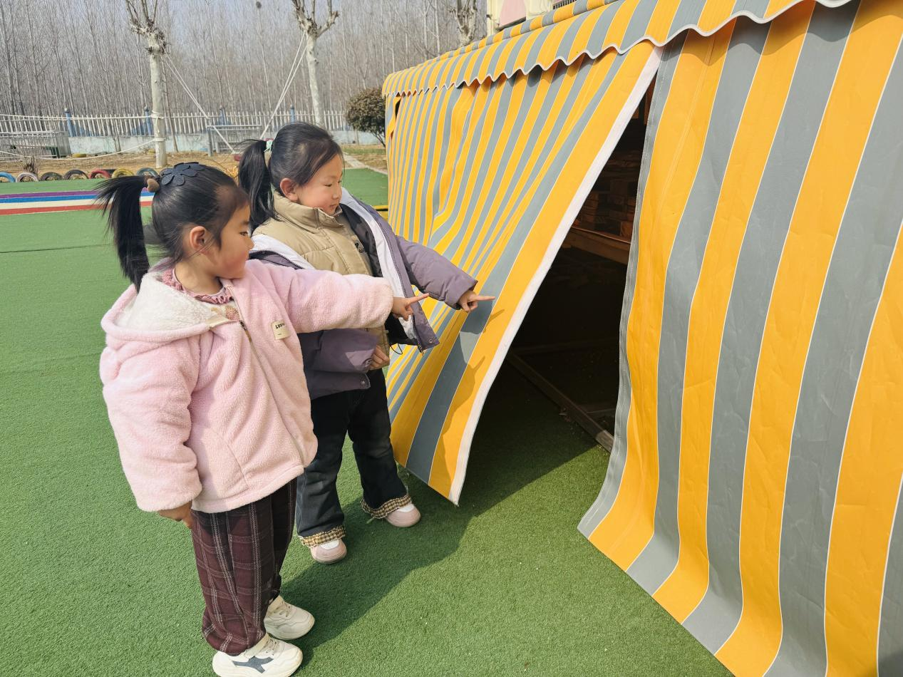 平邑县丰阳镇中心幼儿园开展“探寻风趣”主题活动