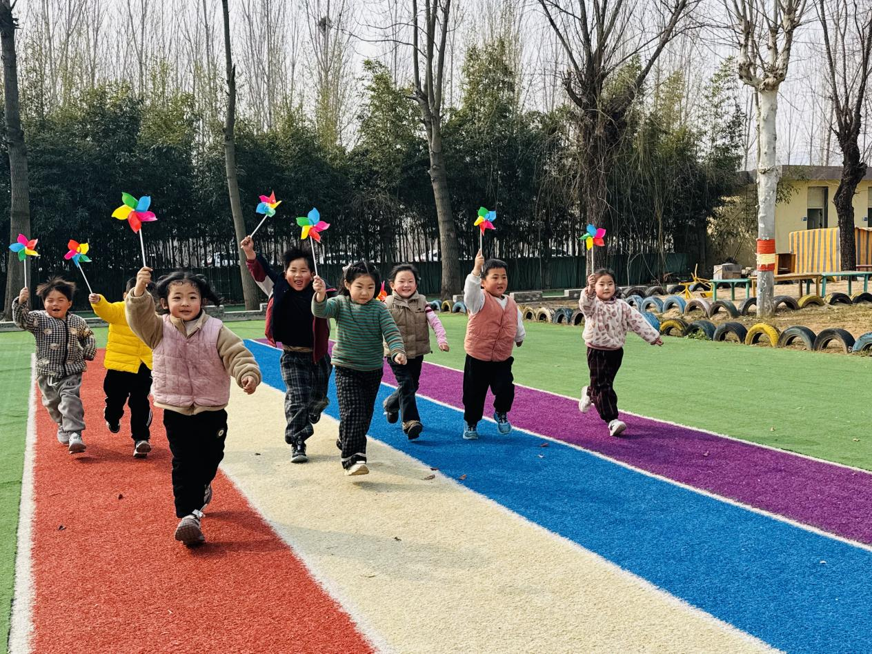 平邑县丰阳镇中心幼儿园开展“探寻风趣”主题活动(图2) 平邑县丰阳镇中心幼儿园开展“探寻风趣”主题活动(图2)