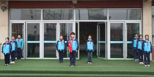 【山东平邑】实验小学隆重举行“共抒爱国情怀”主题升旗仪式(图1) 【山东平邑】实验小学隆重举行“共抒爱国情怀”主题升旗仪式(图1)