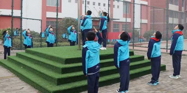 【山东平邑】实验小学隆重举行“共抒爱国情怀”主题升旗仪式(图2) 【山东平邑】实验小学隆重举行“共抒爱国情怀”主题升旗仪式(图2)