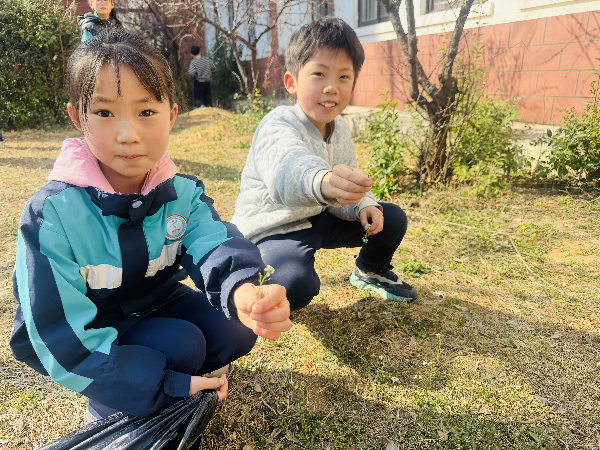 平邑县第四实验小学开展植树节主题生态文明实践活动(图2) 平邑县第四实验小学开展植树节主题生态文明实践活动(图2)