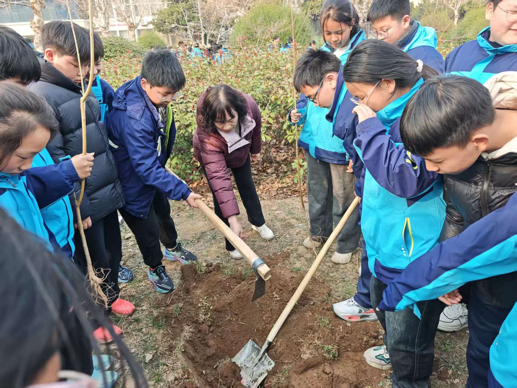 播撒绿色梦想 赋能少年成长 ——平邑兴蒙学校开展种植实践活动(图1) 播撒绿色梦想 赋能少年成长 ——平邑兴蒙学校开展种植实践活动(图1)