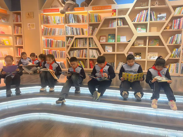 平邑县第二实验小学开展第九届读书活动之“新华・悦见书香”主题活动(图2) 平邑县第二实验小学开展第九届读书活动之“新华・悦见书香”主题活动(图2)