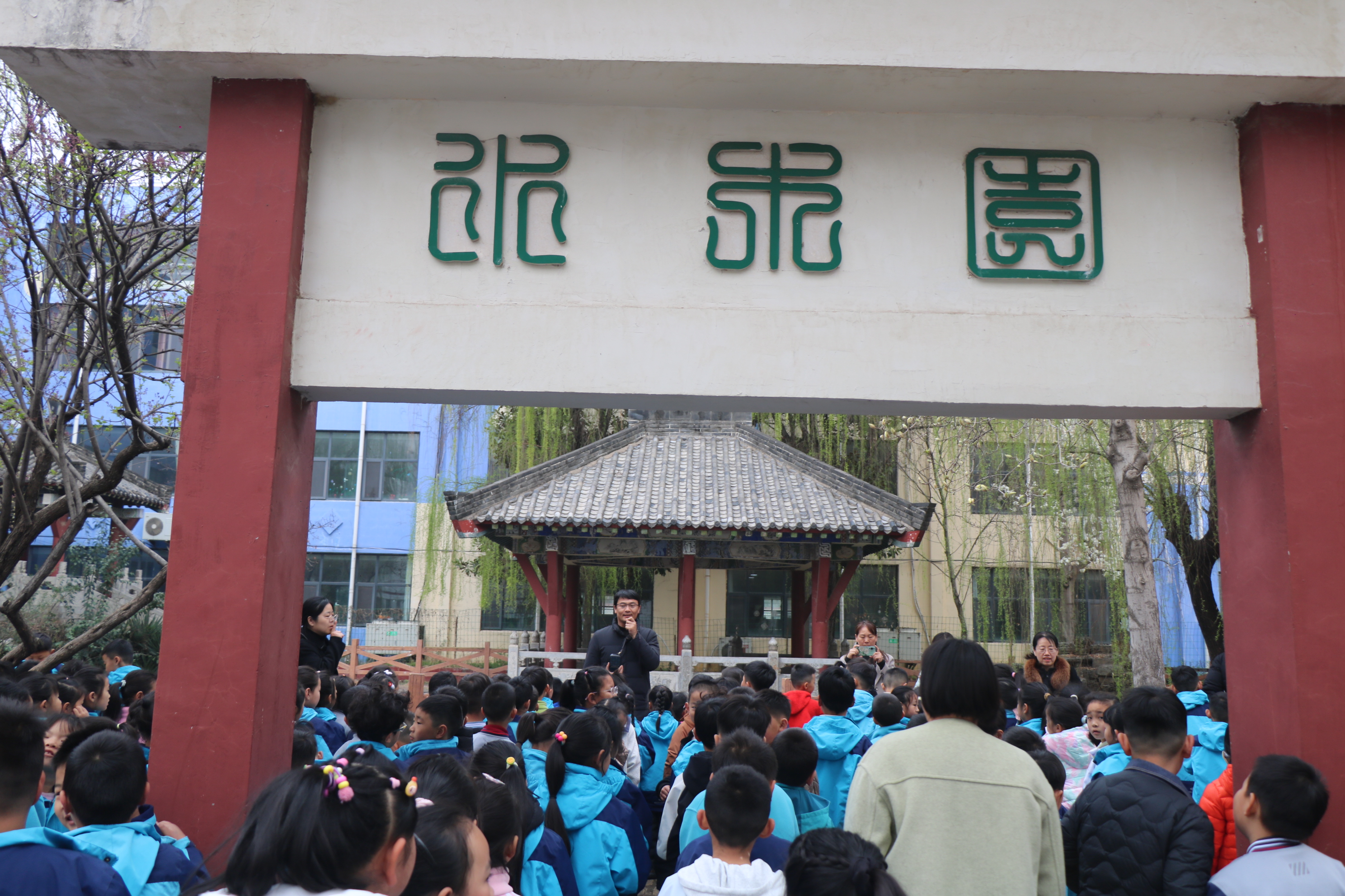 播撒爱心守护生命 ——平邑兴蒙学校举行一年级放养活动(图1)