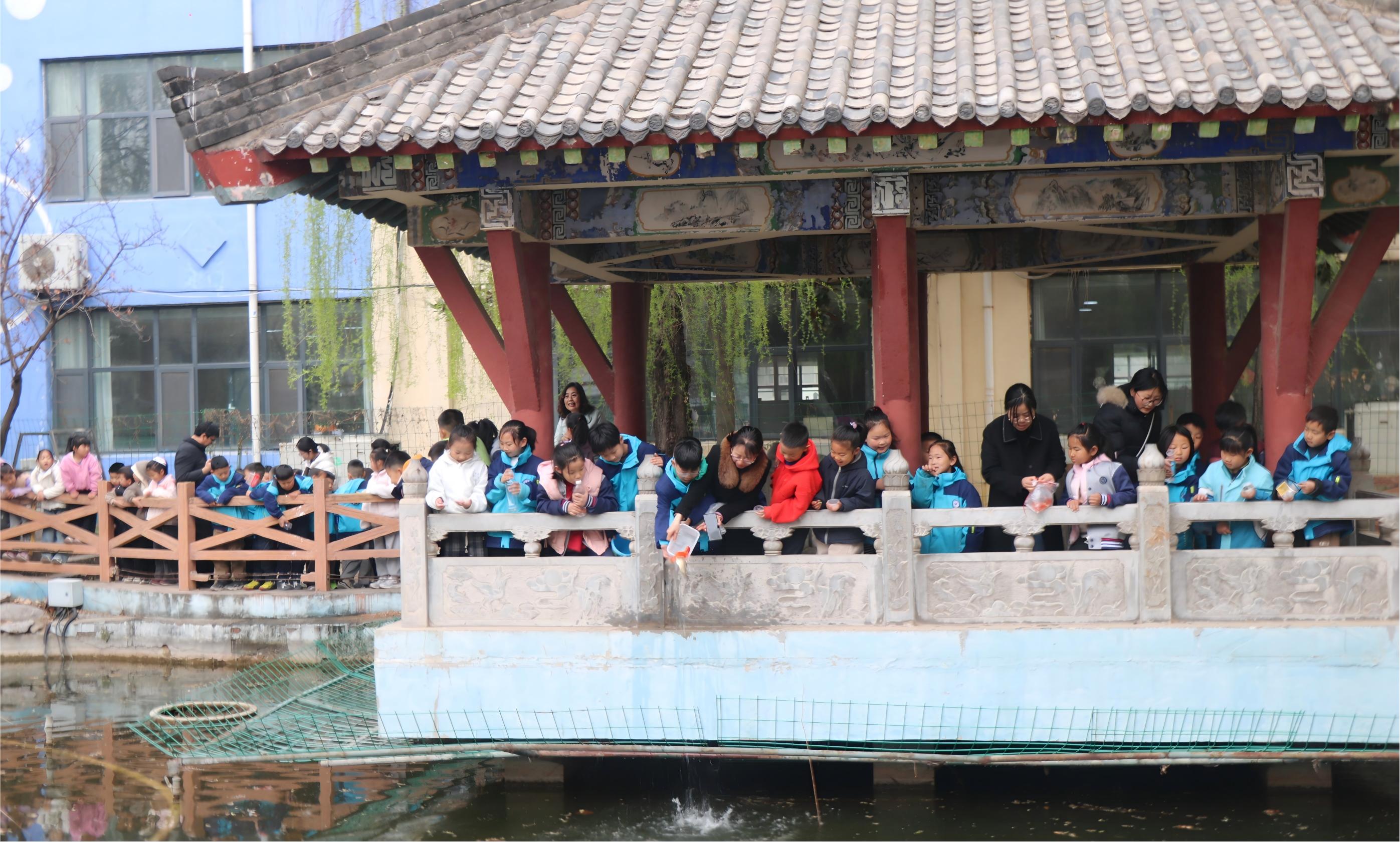 播撒爱心守护生命 ——平邑兴蒙学校举行一年级放养活动(图2)