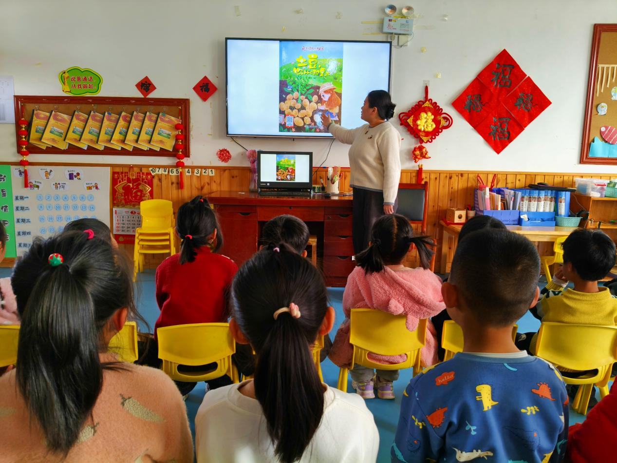 平邑县丰阳镇中心幼儿园开展种土豆实践活动(图1)