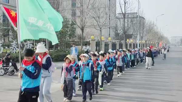【山东平邑】实验小学第六校区引领学子走进自然拥抱春光(图1) 【山东平邑】实验小学第六校区引领学子走进自然拥抱春光(图1)