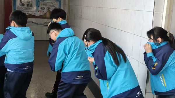 【山东平邑】实验小学举行消防应急疏散演练(图1) 【山东平邑】实验小学举行消防应急疏散演练(图1)