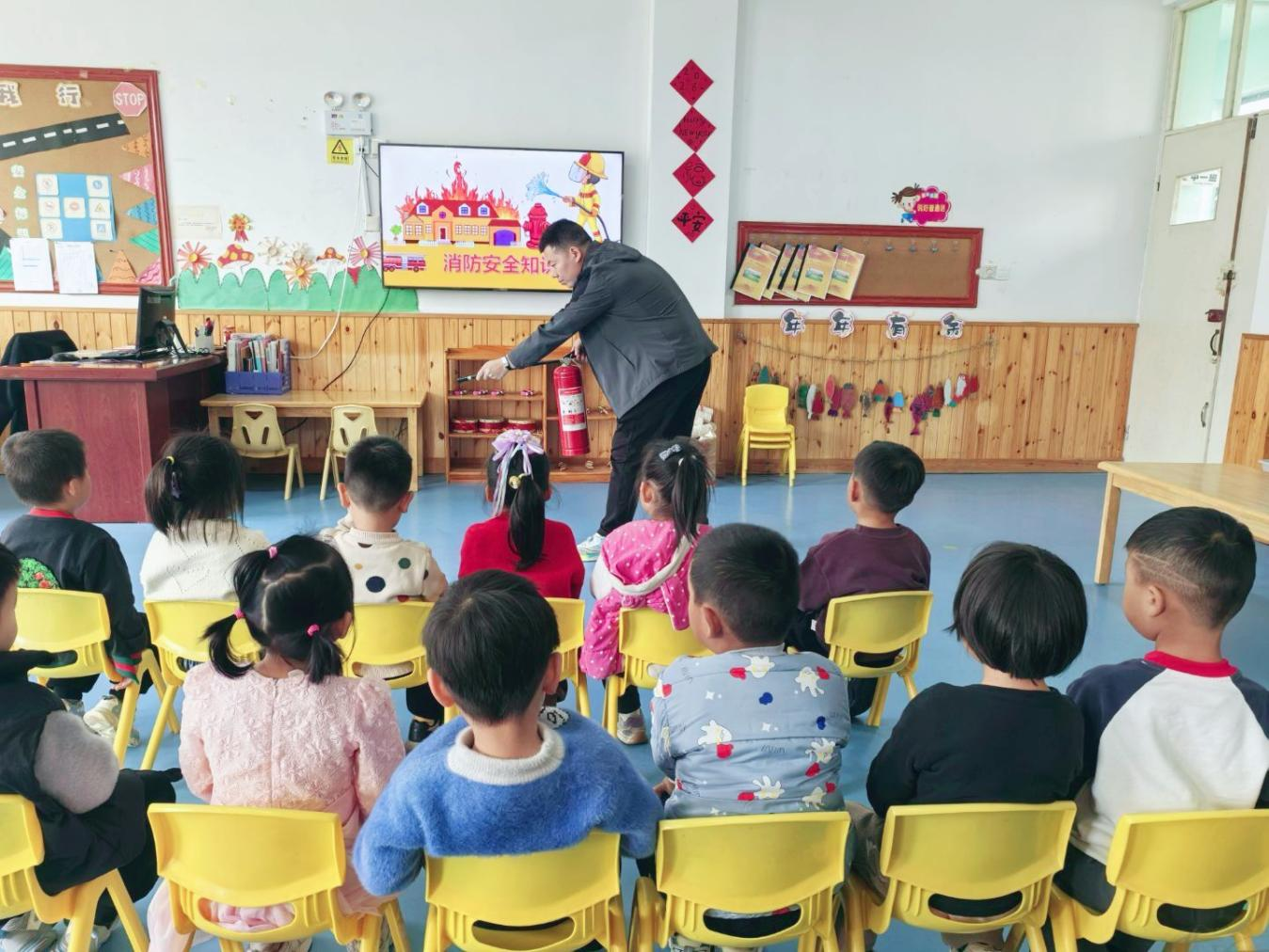 平邑县丰阳镇中心幼儿园开展消防应急演练活动(图1)