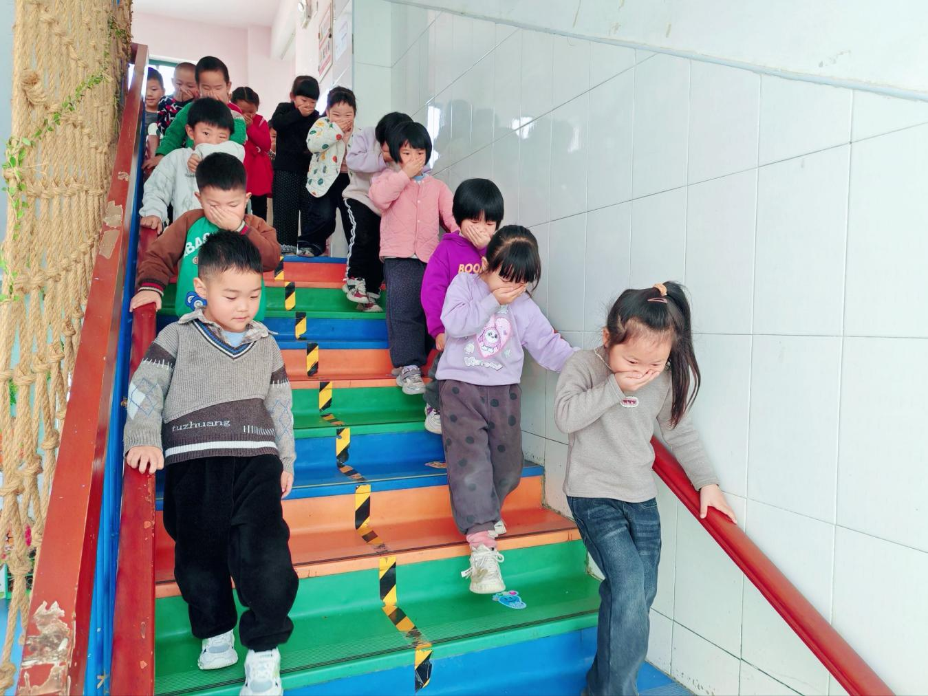 平邑县丰阳镇中心幼儿园开展消防应急演练活动(图2)