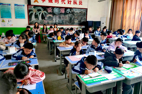 平邑县第二实验小学开展教师基本功核心素养展示活动(图2)