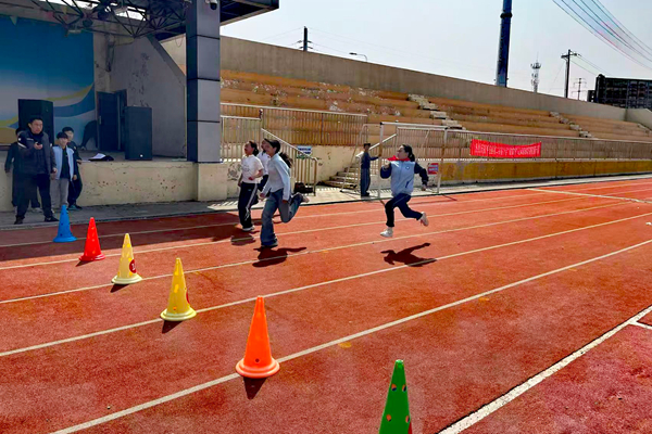 平邑县第二实验小学举办体质健康类校园吉尼斯挑战赛(图2) 平邑县第二实验小学举办体质健康类校园吉尼斯挑战赛(图2)