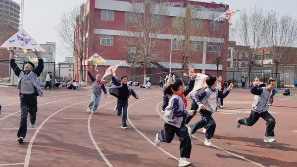 【山东平邑】实验小学第三校区开展手绘风筝主题实践活动(图3) 【山东平邑】实验小学第三校区开展手绘风筝主题实践活动(图3)