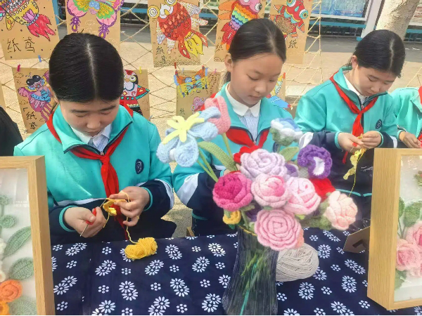 平邑县第四实验小学举办精品社团展演活动(图1)