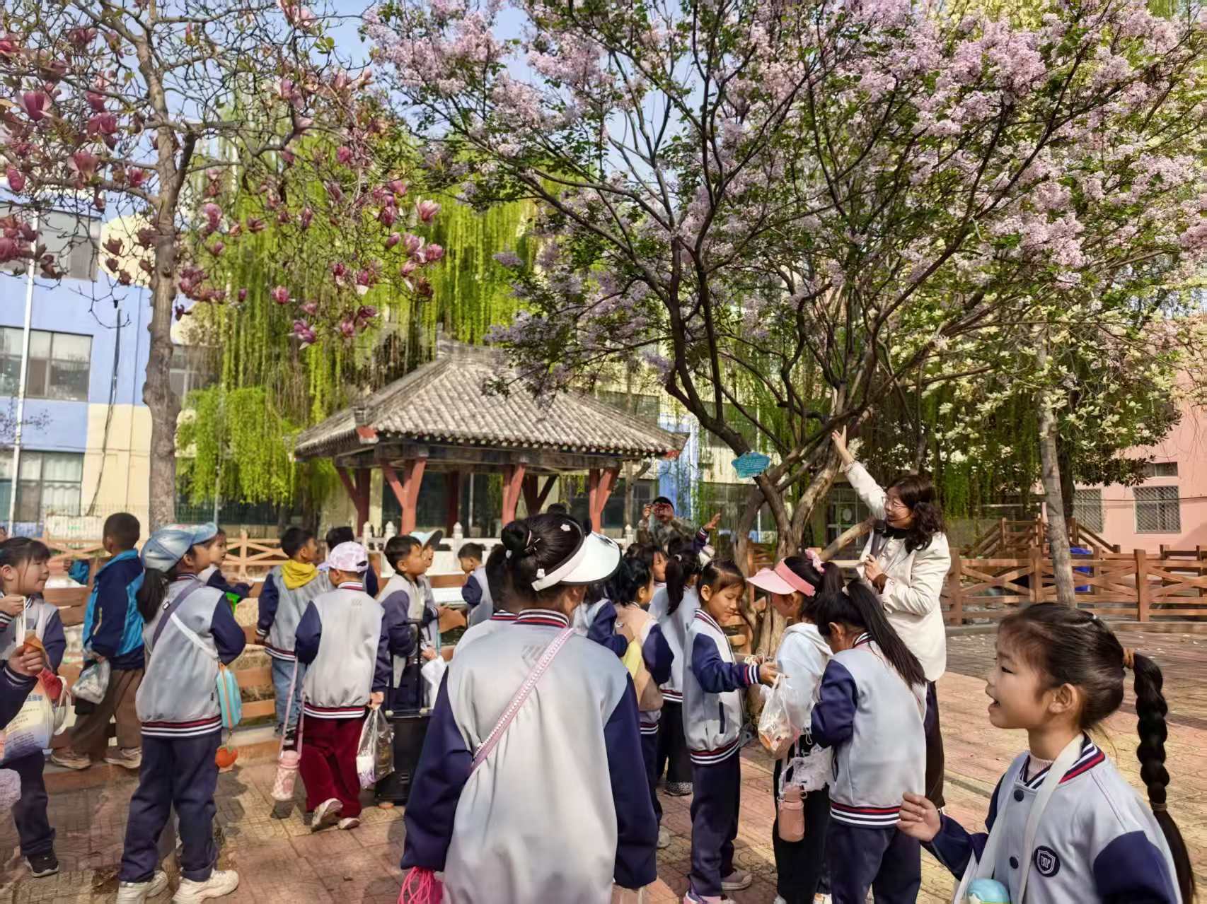 平邑兴蒙学校举办“春天的味道”美食节——二年级学子寻味享幸福(图1)