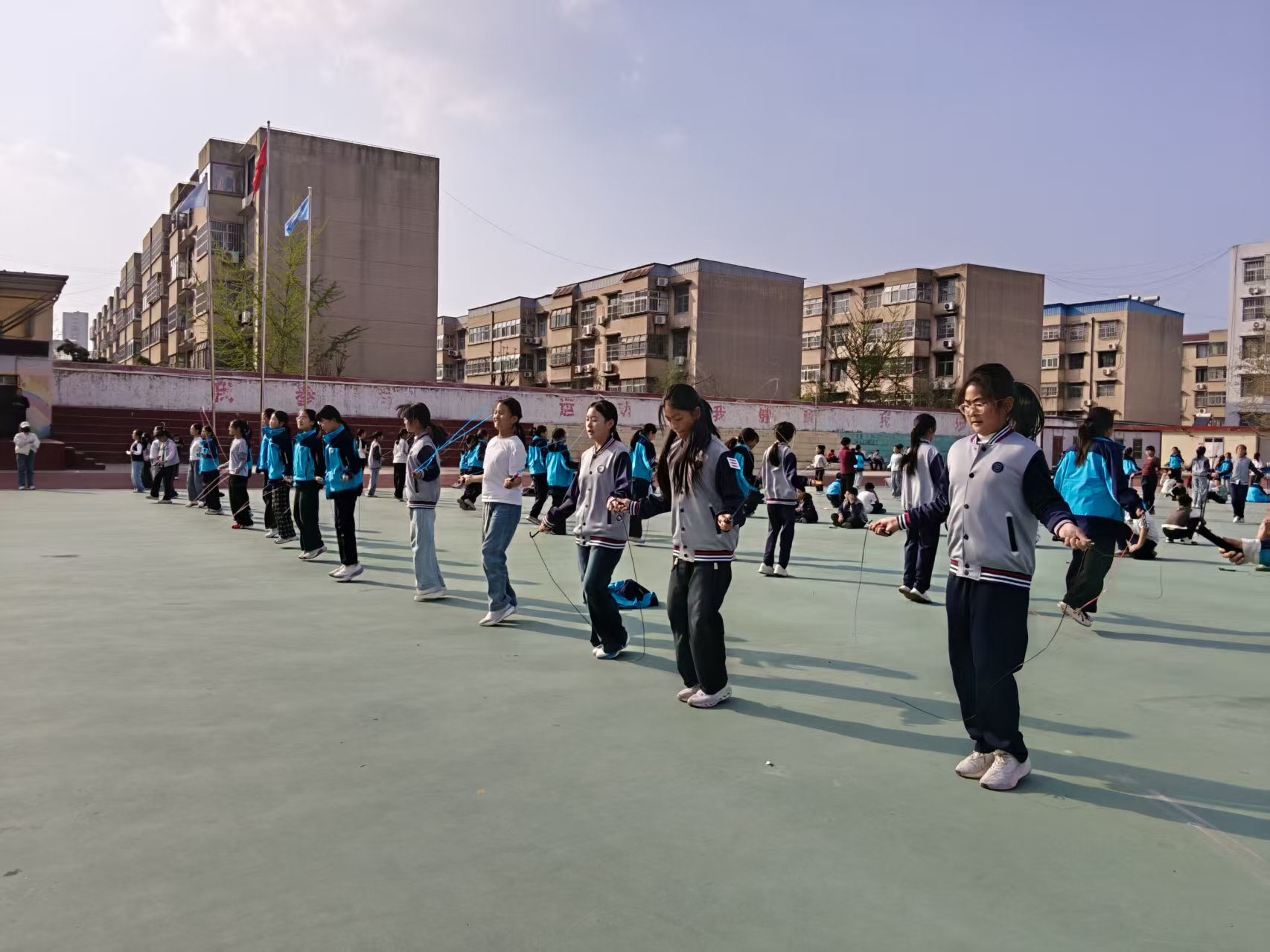 绳采飞扬跃动青春——平邑兴蒙学校五年级跳绳比赛圆满落幕(图2)