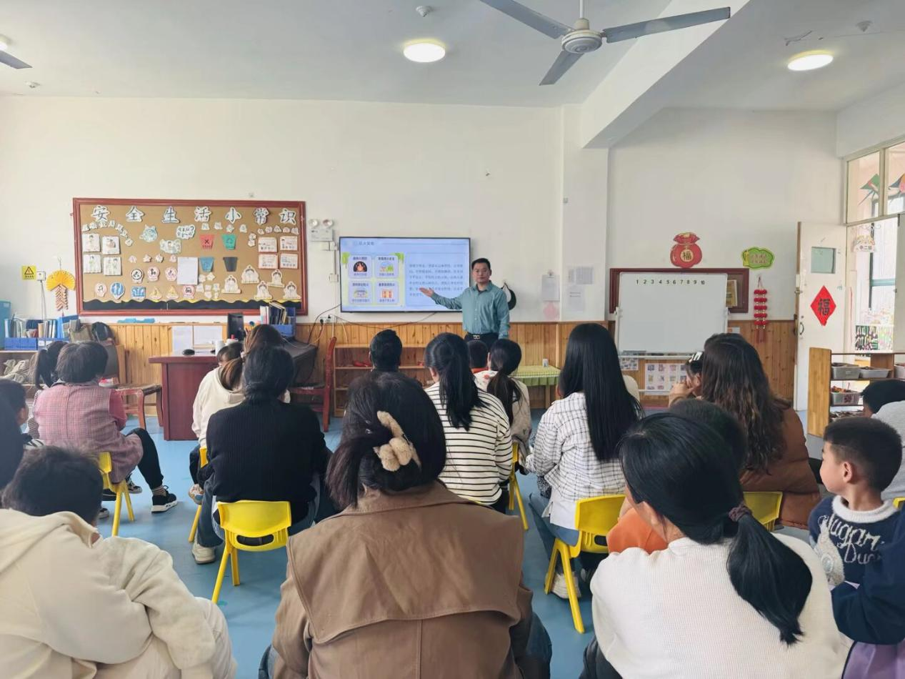 平邑县丰阳镇中心幼儿园开展清明节假期家长会(图2)