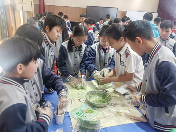 【山东平邑】实验小学第三校区开展“青团飘香忆清明”实践活动(图1) 【山东平邑】实验小学第三校区开展“青团飘香忆清明”实践活动(图1)