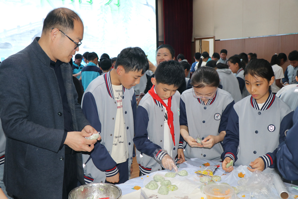 【山东平邑】实验小学第三校区开展“青团飘香忆清明”实践活动(图3) 【山东平邑】实验小学第三校区开展“青团飘香忆清明”实践活动(图3)