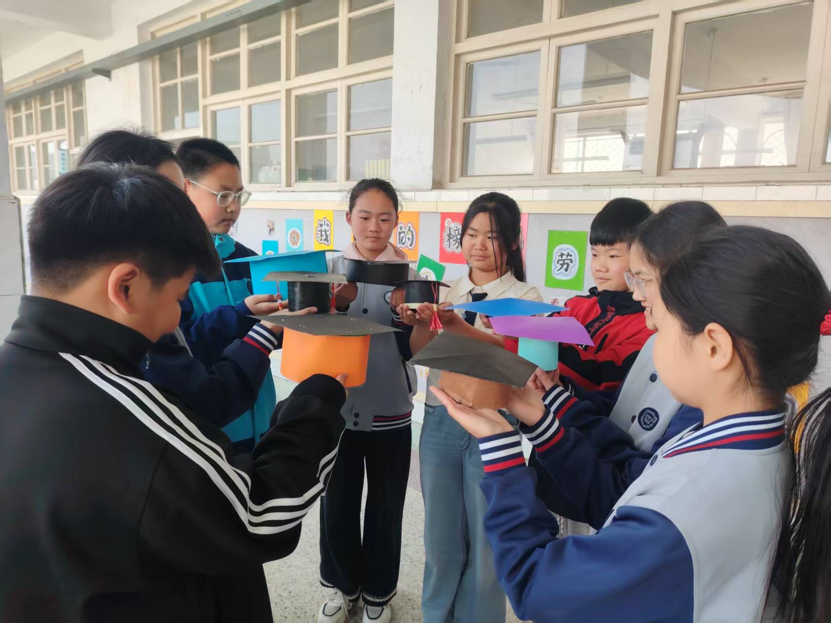 巧手制帽展创意 实践育人促成长——平邑兴蒙学校开展六年级项目式作业展示活动(图1)