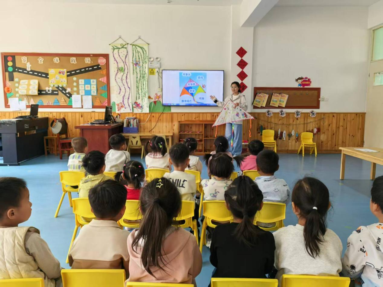 平邑县丰阳镇中心幼儿园开展放风筝活动