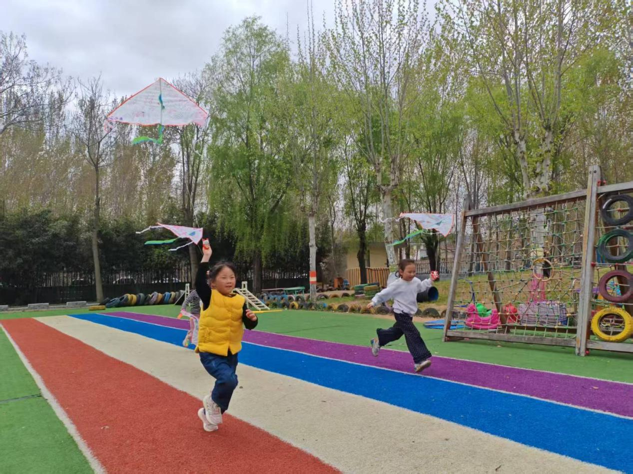 平邑县丰阳镇中心幼儿园开展放风筝活动(图2)