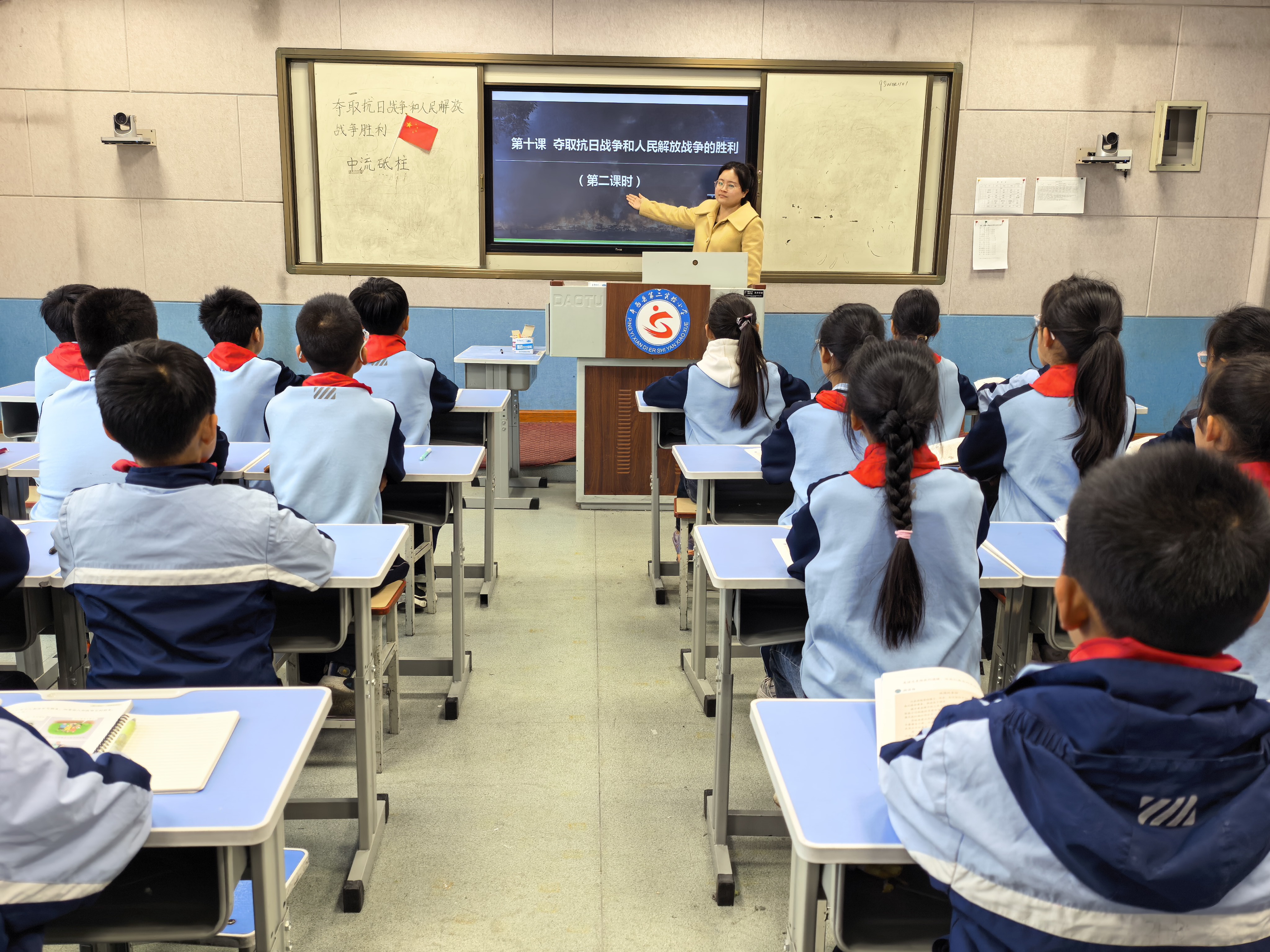 平邑县第二实验小学开展“沂蒙精神进课堂”公开课展示活动(图1) 平邑县第二实验小学开展“沂蒙精神进课堂”公开课展示活动(图1)