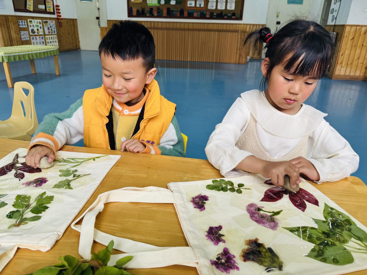 平邑县丰阳镇中心幼儿园开展植物拓印美育活动(图3) 平邑县丰阳镇中心幼儿园开展植物拓印美育活动(图3)