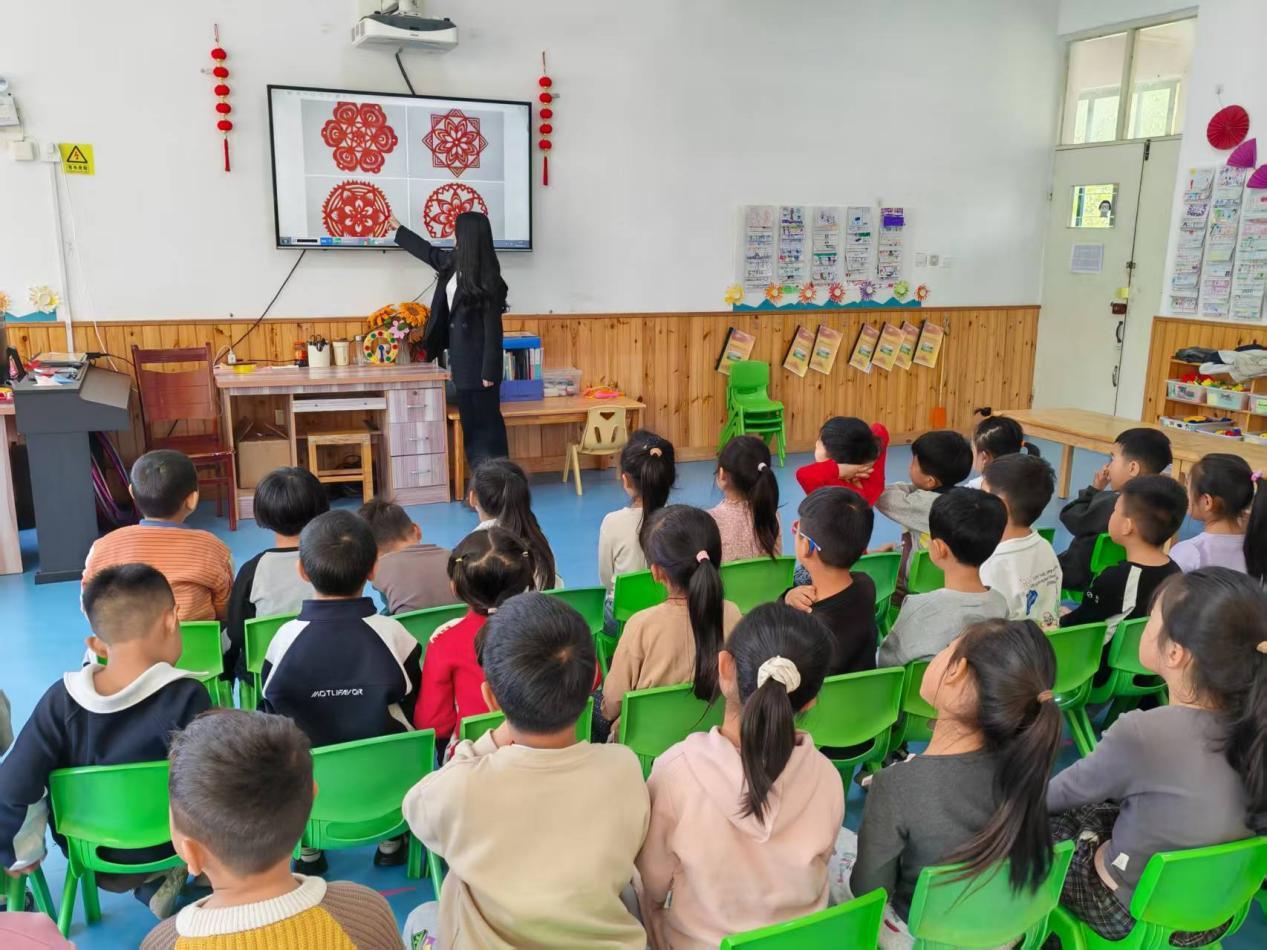 平邑县丰阳镇中心幼儿园开展剪窗花手工活动(图1) 平邑县丰阳镇中心幼儿园开展剪窗花手工活动(图1)