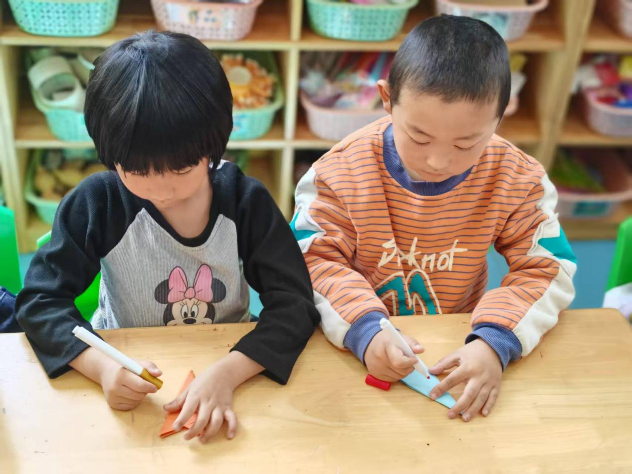 平邑县丰阳镇中心幼儿园开展剪窗花手工活动(图2) 平邑县丰阳镇中心幼儿园开展剪窗花手工活动(图2)