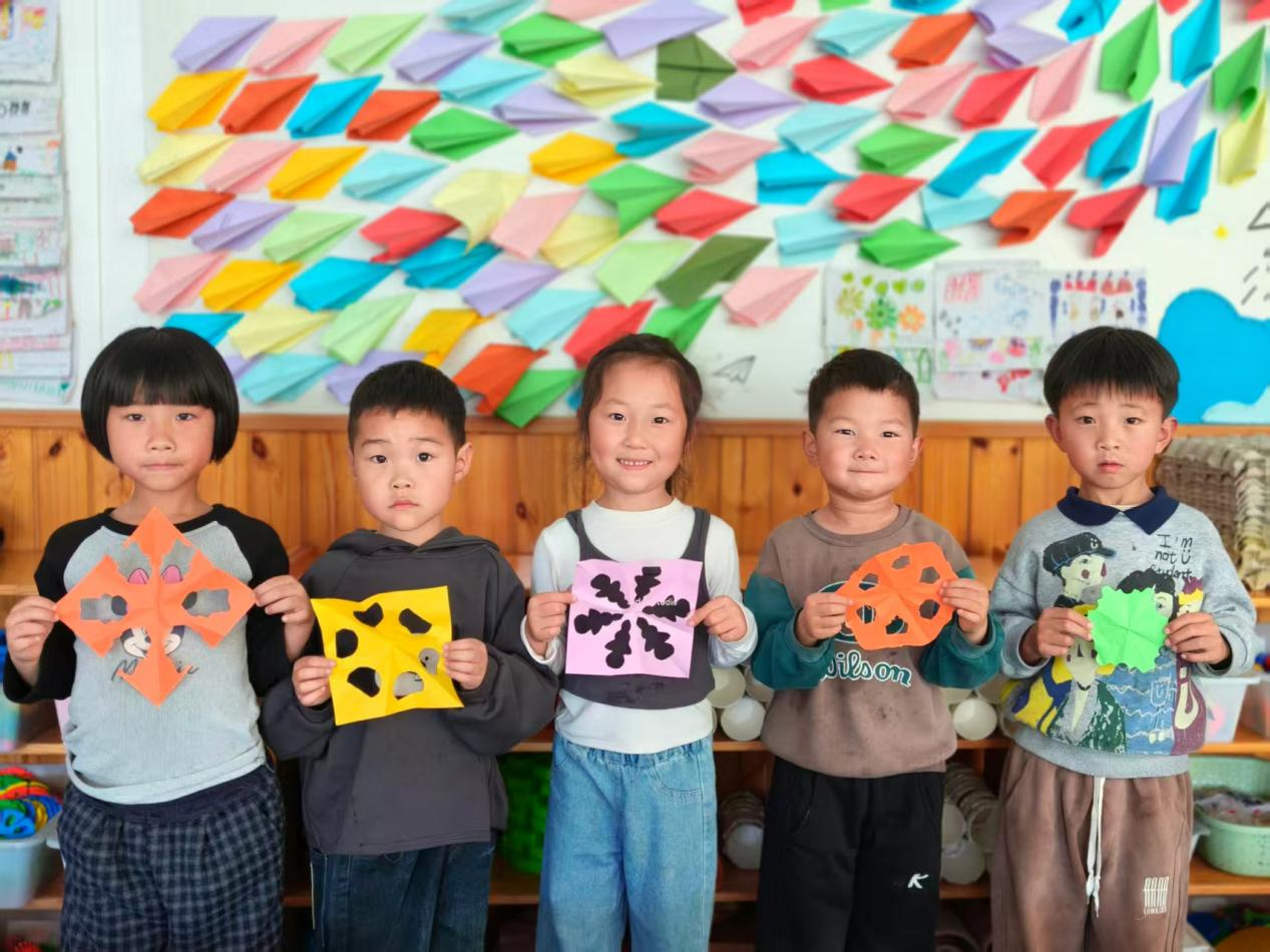 平邑县丰阳镇中心幼儿园开展剪窗花手工活动(图3) 平邑县丰阳镇中心幼儿园开展剪窗花手工活动(图3)