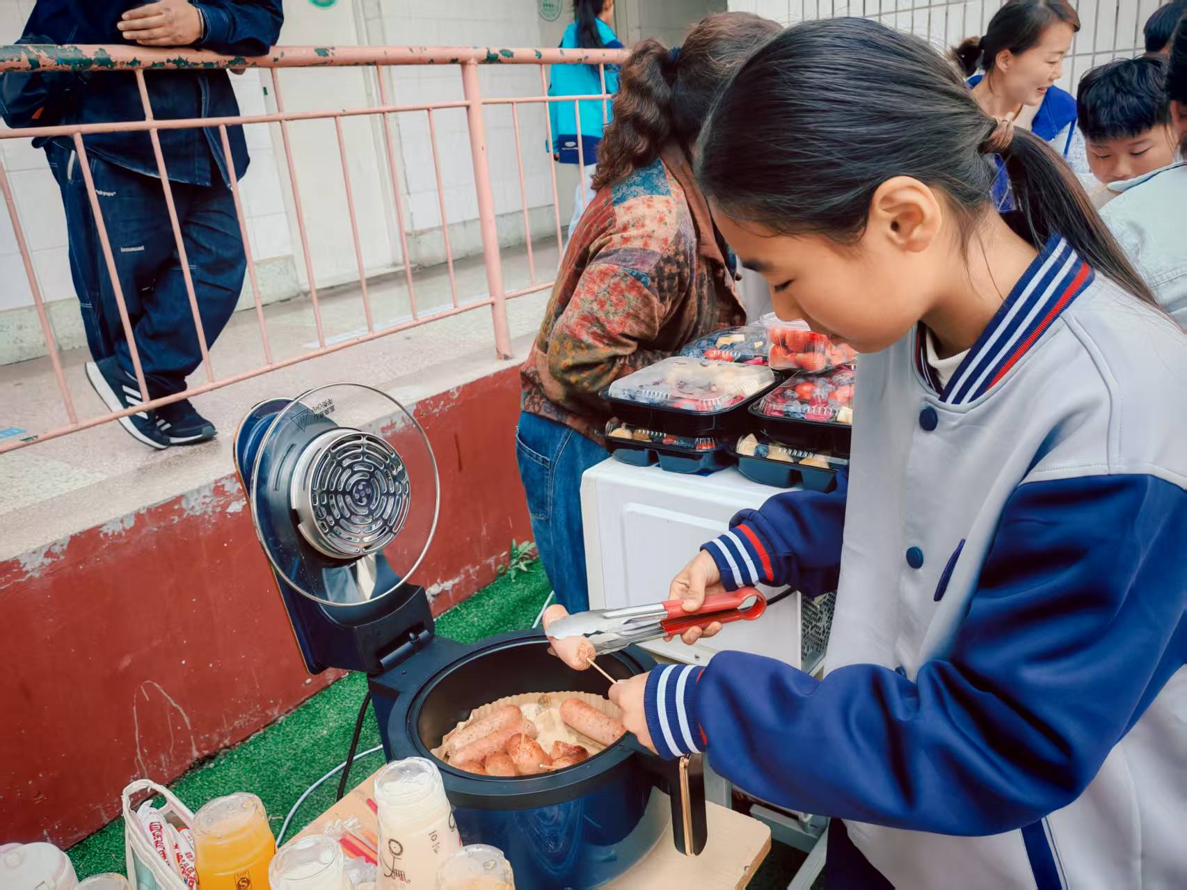 春日食光共分享 校园烟火暖童心——平邑兴蒙学校举办别开生面校园美食节活动(图2) 春日食光共分享 校园烟火暖童心——平邑兴蒙学校举办别开生面校园美食节活动(图2)