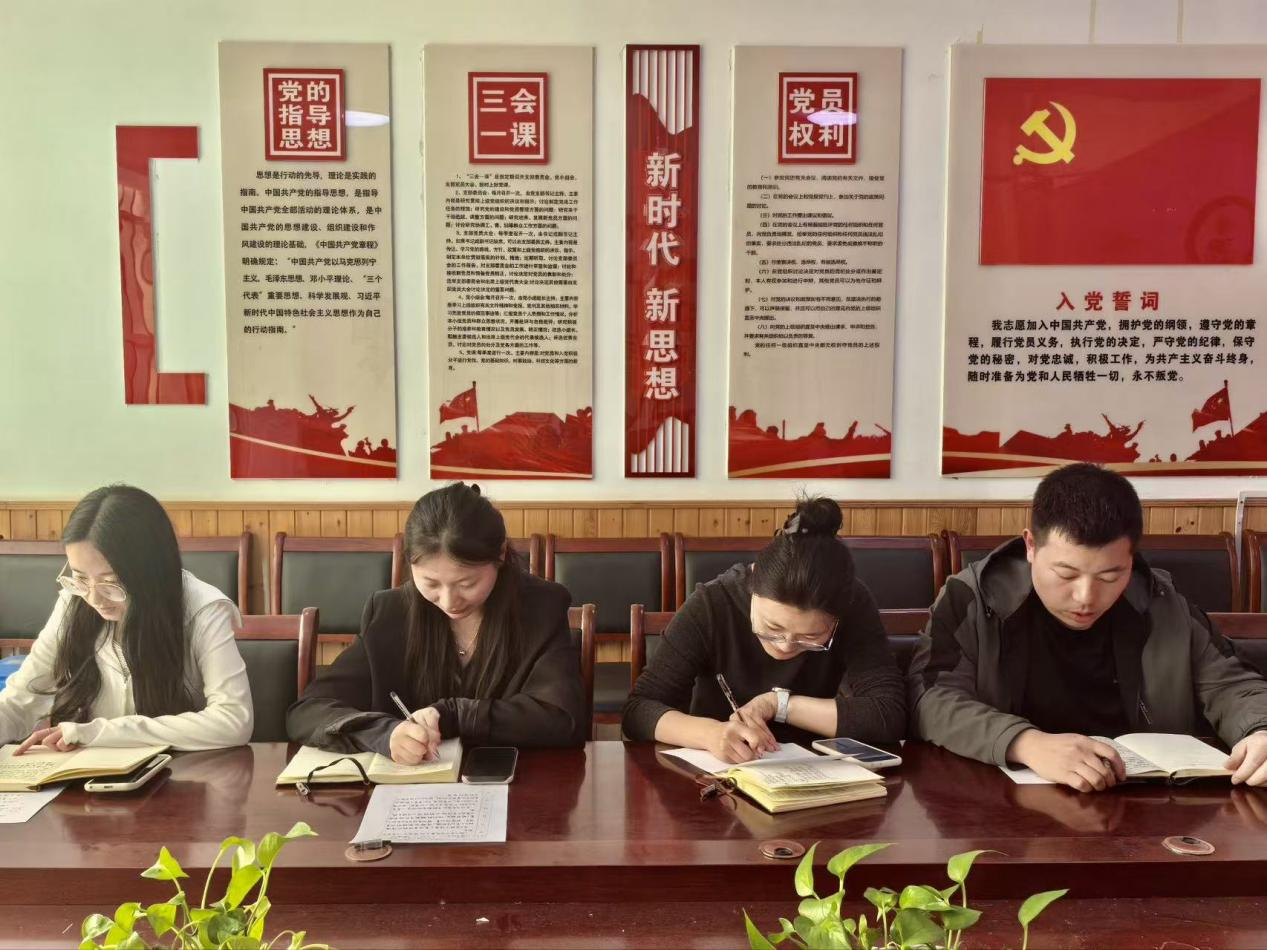 平邑县丰阳镇中心幼儿园开展如何更好创建环境创设教研活动(图2)