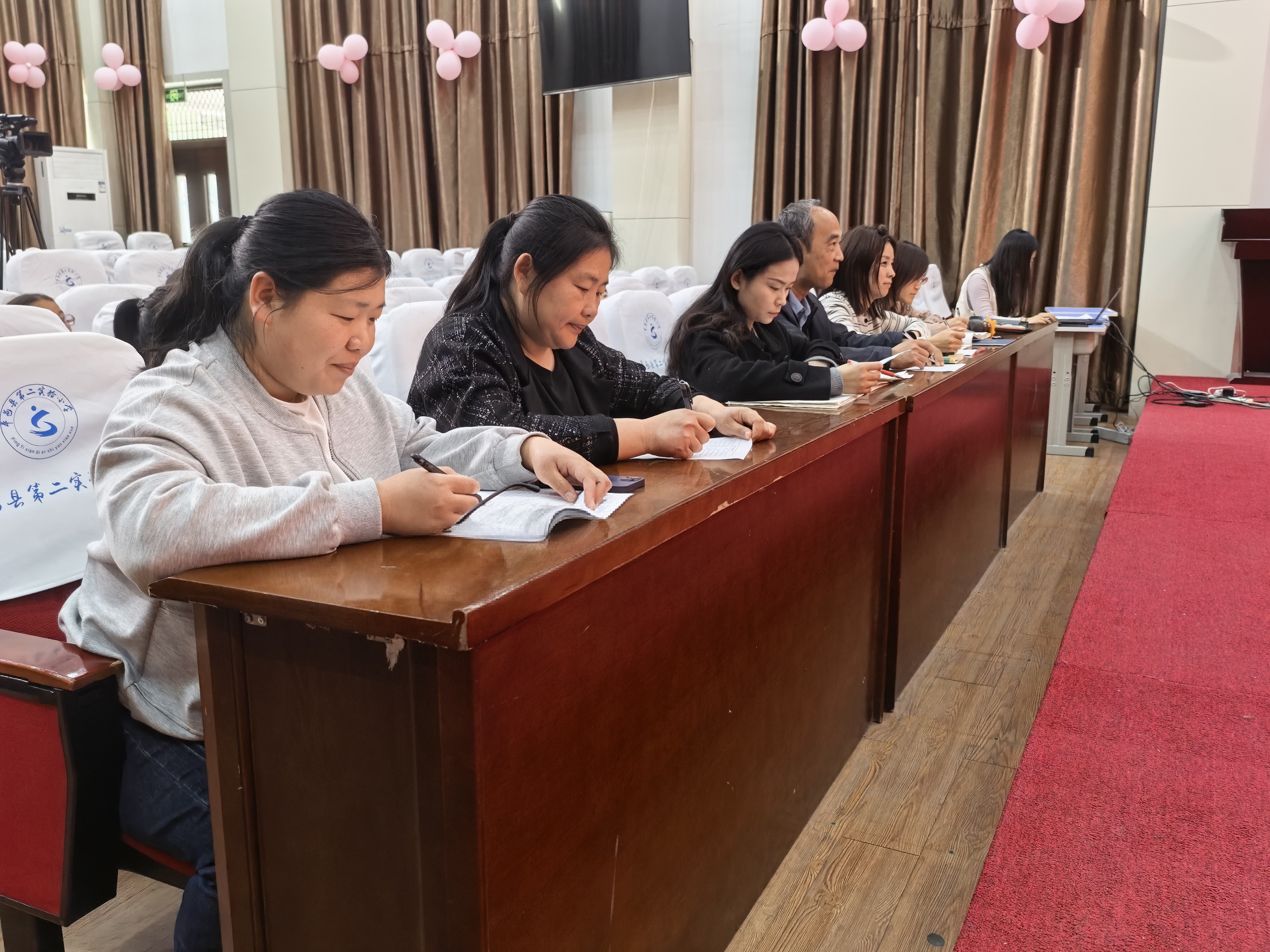 平邑县第二实验小学举行第九届读书活动之“故事大王”比赛(图2) 平邑县第二实验小学举行第九届读书活动之“故事大王”比赛(图2)