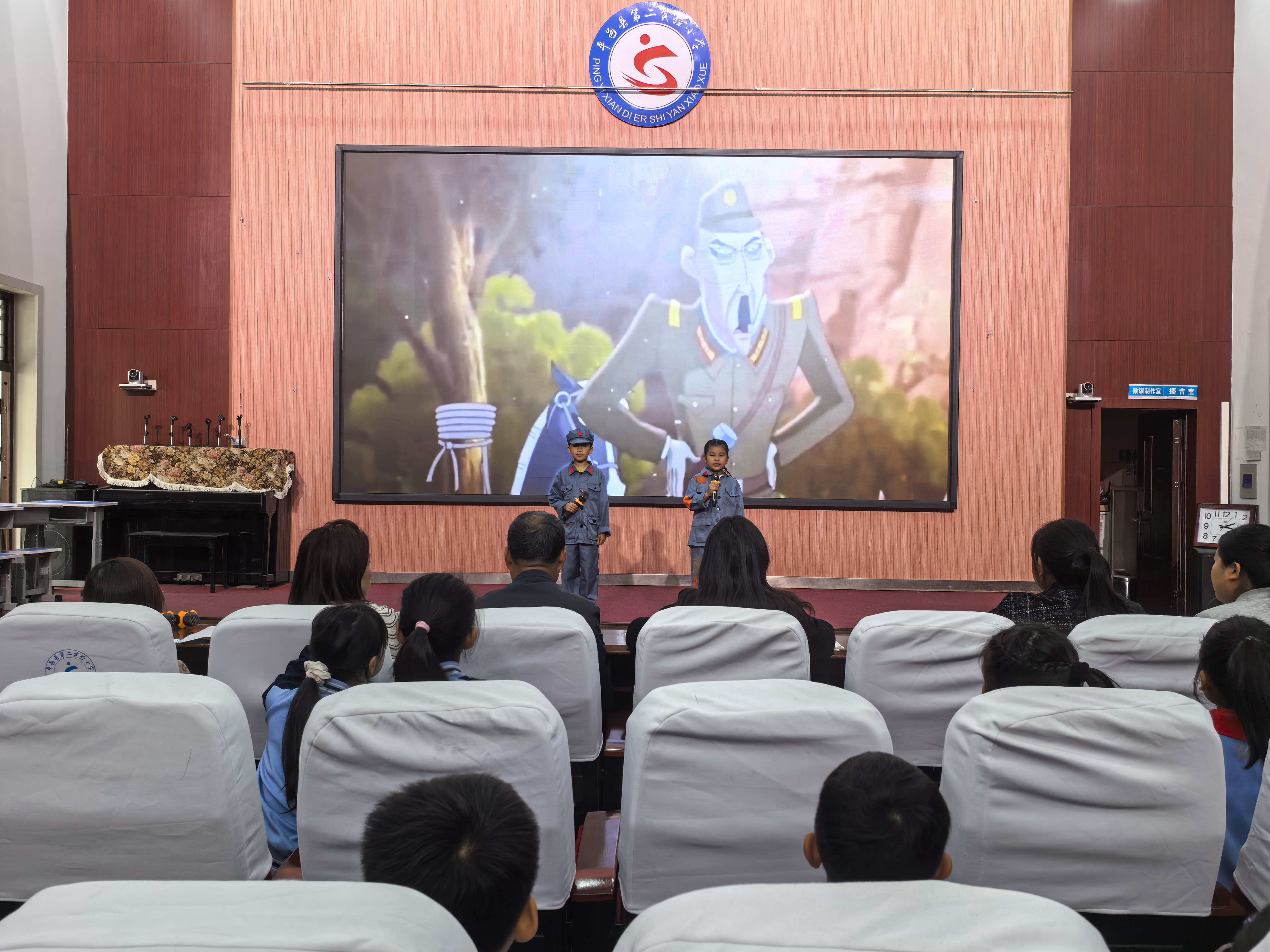 平邑县第二实验小学举行第九届读书活动之“故事大王”比赛(图1) 平邑县第二实验小学举行第九届读书活动之“故事大王”比赛(图1)