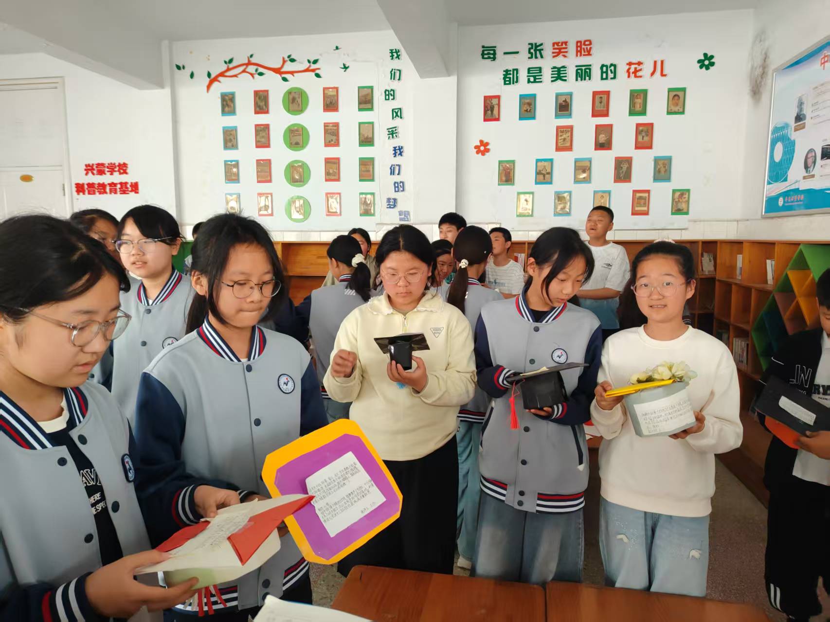 巧手筑梦 智趣融合——兴蒙学校六年级数学实践手工作品展圆满落幕(图2)